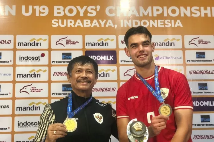  Pelatih Timnas Indonesia U-19 Indra Sjafri dan pemainnya Jens Raven berpose pada sesi jumpa pers setelah mengalahkan Thailand U-19 pada laga final dengan skor 1-0 untuk menjuarai Piala AFF U-19 atau ASEAN U-19 Boys Championsip 2024 di Stadion Gelora Bung Tomo, Surabaya, Senin (29/7/2024). (ANTARA/Z