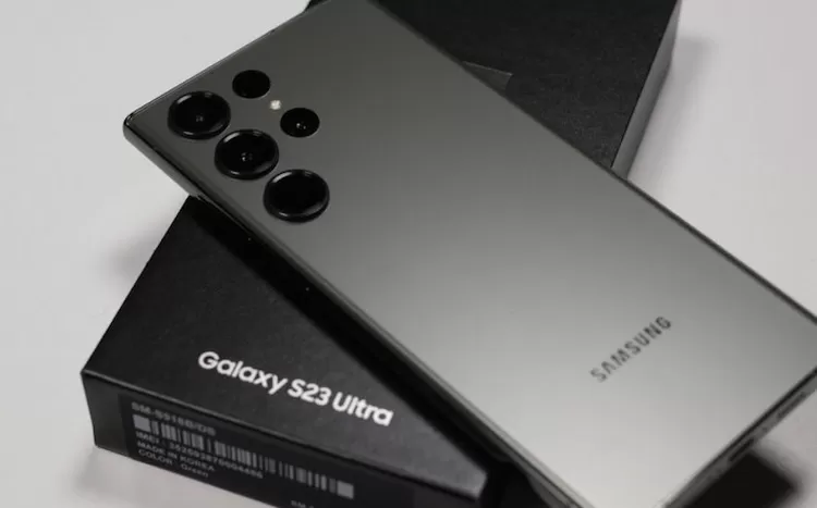 Hp terbaru di kelas flgship, Samsung Galaxy S23 5G menggunakan layar Dynamic AMOLED 2X, berukuran 6,1 inci, resolusi Full HD Plus dan refresh rate 120 Hz.*