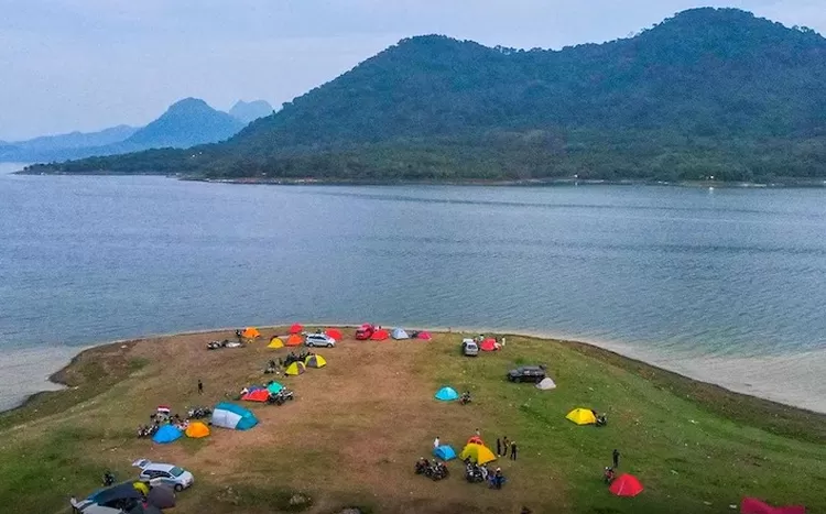 Parang Gombong adalah sebuah permata tersembunyi di Kabupaten Purwakarta, Jawa Barat.*