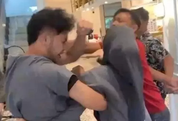 Sebuah video yang beredar di media sosial memperlihatkan penganiayaan terhadap seorang dokter koas Fakultas Kedokteran Universitas Sriwijaya.*