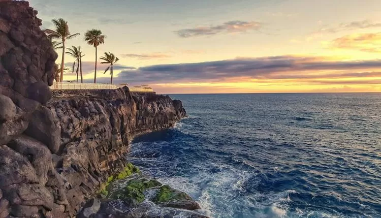 Rekomendasi lagu untuk foto pantai di postingan Instagram