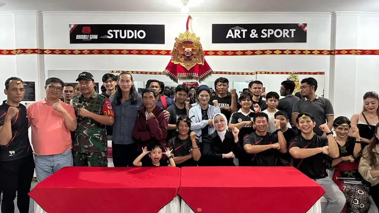 Semua tamu undangan dan member BroBli Gym berkesempatan melakukan meet and greet bersama Lifetime Member (Ade Rai & Made Wirawan) serta tamu kehormatan Atalia Praratya