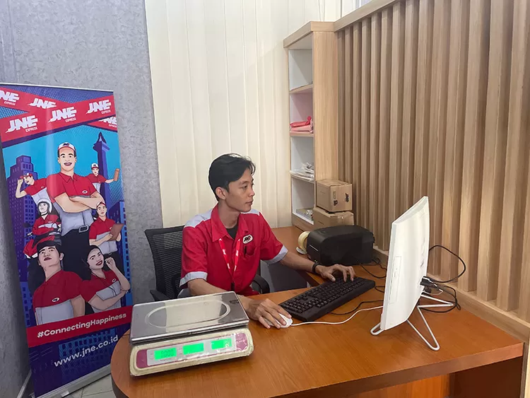 Petugas counter dari JNE siap melayani pelanggan yang berkunjung ke Mal Pelayanan Publik (MPP) Kabupaten Bantul yang berada di kompleks perkantoran Pemkab di Manding. 