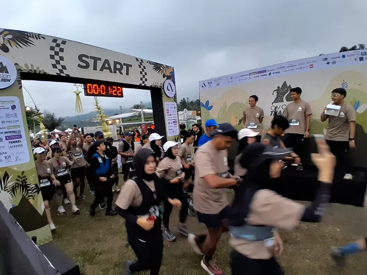  Kemeriahan peserta saat Flag off Avoskin Trail Run 2025 di Teras Merapi, Minggu (29/6). 