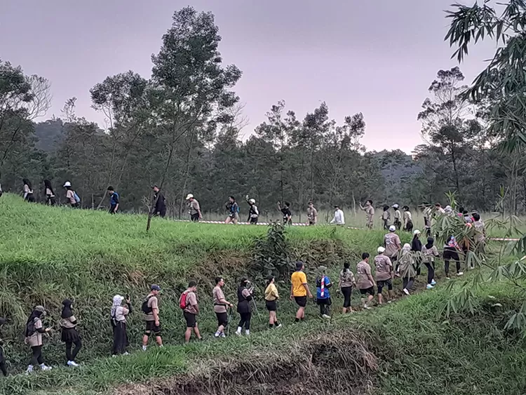  Jalur di kaki Gunung Merapi menghadirkan pemandangan hijau dan udara bersih, mengajak peserta lebih dekat dengan alam. 