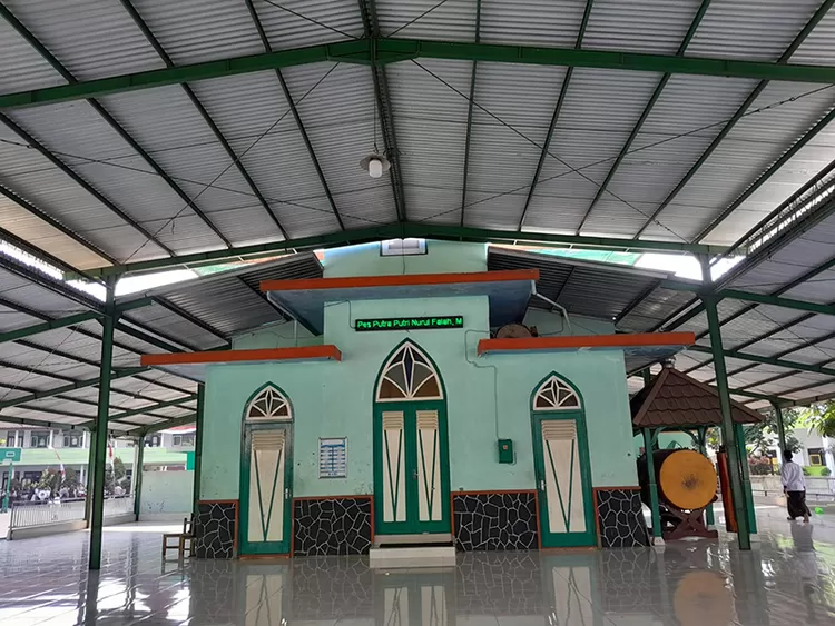 Langgar Agung Pangeran Diponegoro Dusun Kamal, Desa Menoreh, Kecamatan Salaman, Magelang pernah menjadi tempat mujahadah Pangeran Diponegoro. 