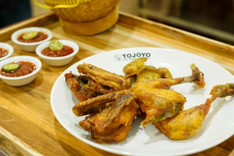 Ayam goreng yang menggugah selera di Restoran Tojoyo Malioboro. 