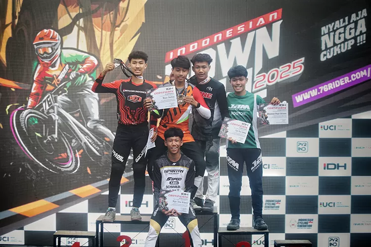 Podium Juara Men Junior 76 Indonesian Downhill Seri Yogyakarta yang dimenangkan Dimas Aradhana dari tim 76Rider DH Squad.