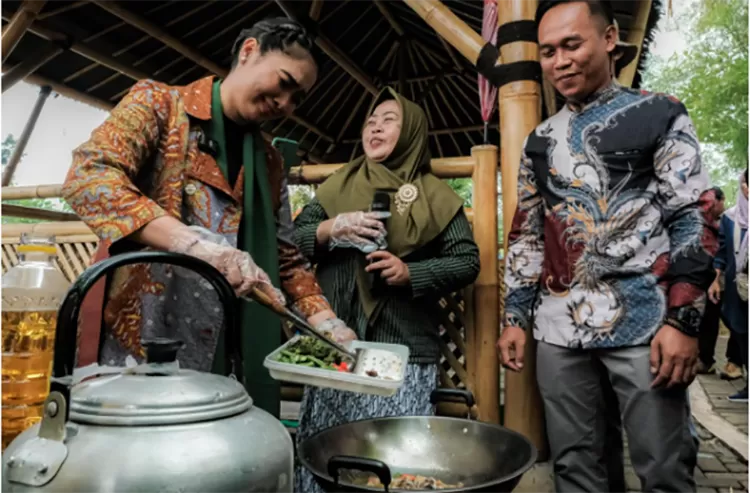 Momen Wamenpar Ni Luh Puspa saat mencoba memasak makanan gudeg khas Jember. 