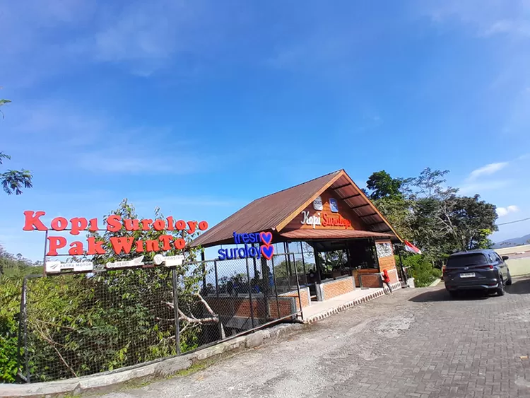 Kedai Kopi Suroloyo di Puncak Suroloyo Kulon Progo menyajikan kopi arabika dan robusta hasil budidaya masyarakat Desa Gerbosari. 