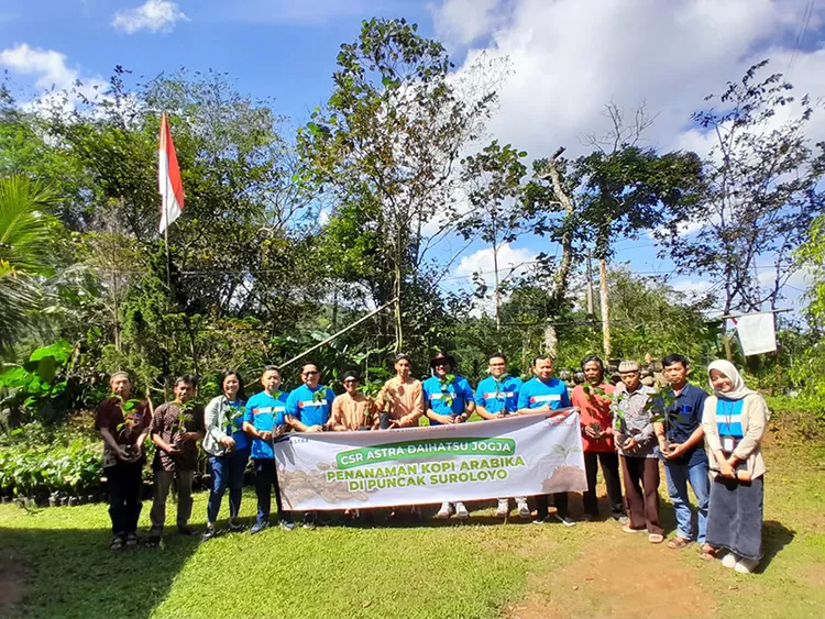 Penyerahan bantuan bibit pohon kopi arabika di Dusun Keceme, Desa Gerbosari, Kapanewon Samigaluh, Kulon Progo, Kamis (14/8/2025). sebagai bagian CSR Astra Daihatsu Yogyakarta. 