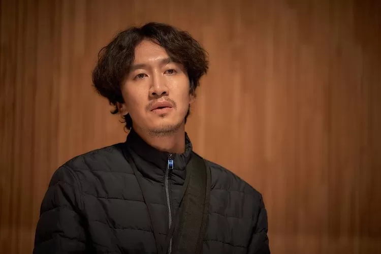 Lee Kwang Soo hadir diacara program hiburan SBS Whenever There's Time untuk pertama kalinya setelah 2 tahun