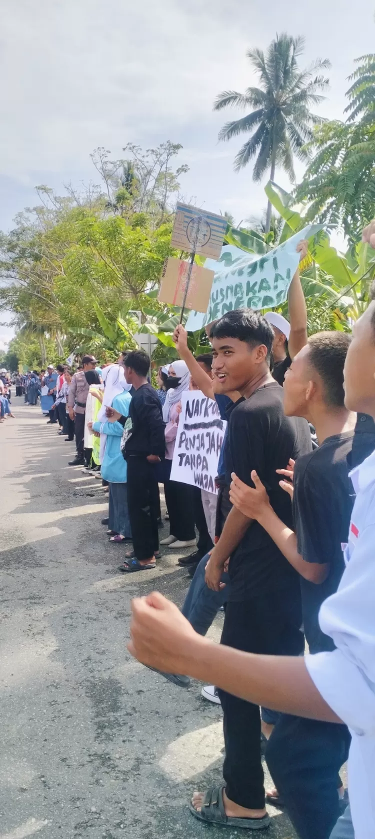 Massa aksi terlihat di Jalan Trans Sulawesi. Foto: Situr Wijaya/iNSulteng.id