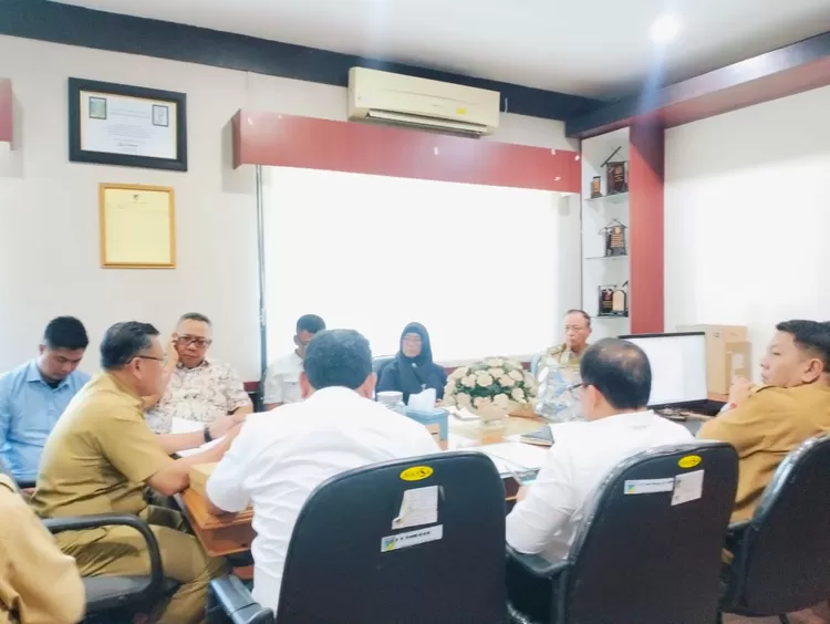 Asisten II Rudy (kiri) memimpin rapat. Foto: Situr Wijaya/iNSulteng.id