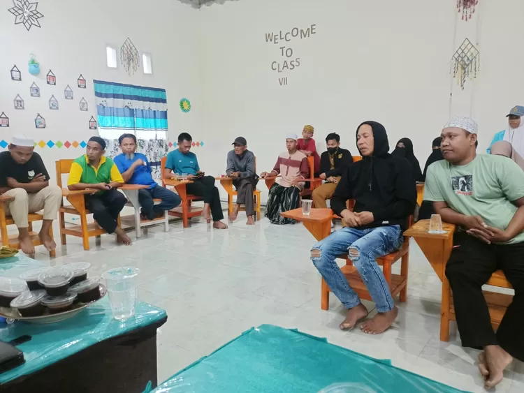 Situasi sidang adat. Dua pelaku Narkoba Bandar dan Kurir yang beroperasi di Kecamatan Sidoan, Kabupaten Parigi Moutong, Sulawesi Tengah (Sulteng) tak berkutik di tangan Aliansi Masyarakat Anti Narkoba (AMAN).