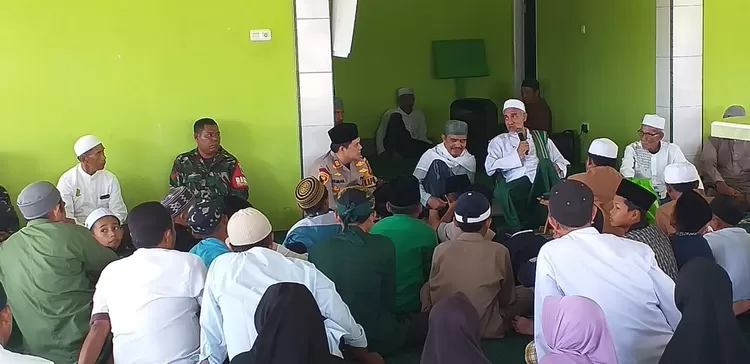 Habib Rotan dan Kapolsek hadiri Maulid Nabi bersama sejumlah pejabat lain termasuk dari pihak TNI. 