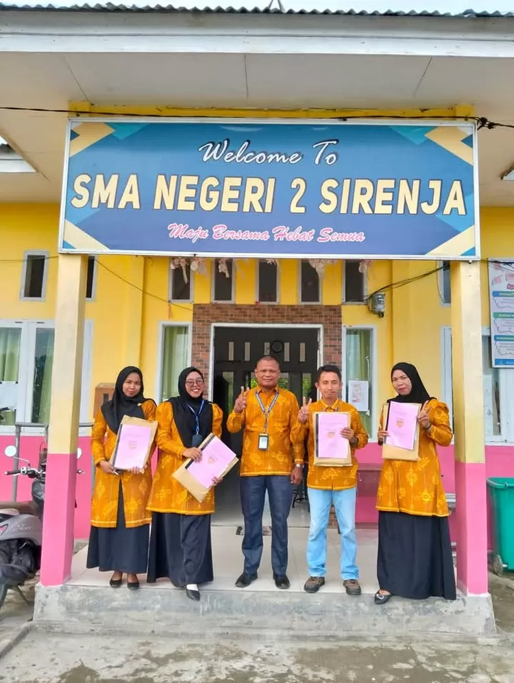 Kepala SMA N 2 Sirenja (tengah).