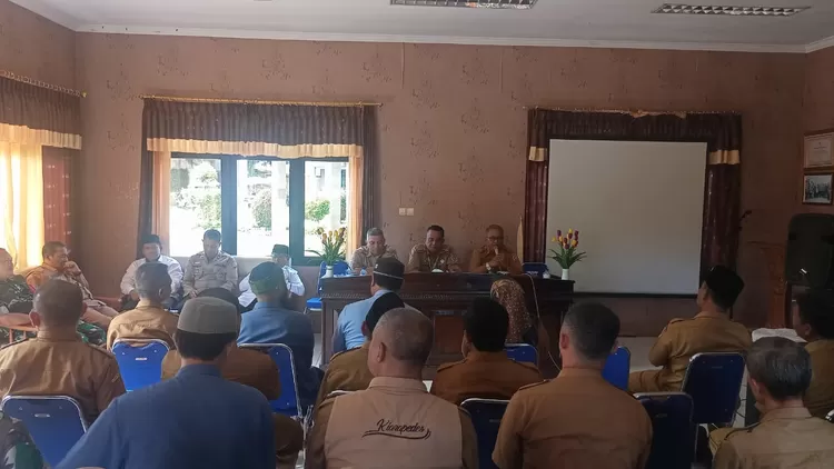 Sertijab Sekcam Kiarapedes Kabupaten Purwakarta dihadiri para Kepala Desa dan Kepala OPD. Senin, 8 Juli 2024