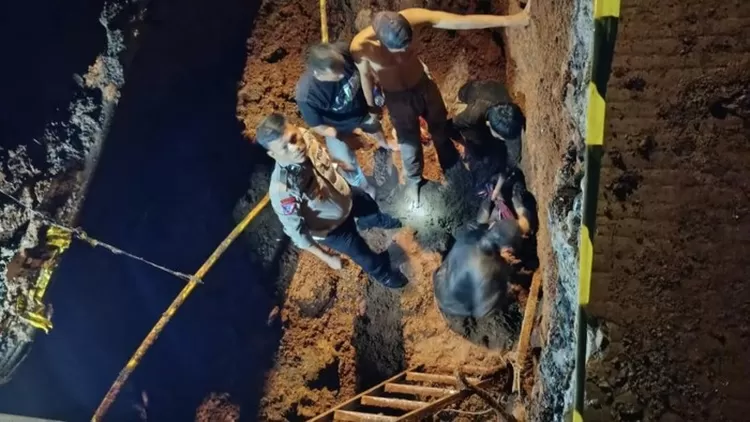 Dua pekerja PDAM Gapura Tirta Rahayu Purwakarta tertimbun tanah longsor saat memperbaiki pipa bocor di Jalan Industri, Jatiluhur Jumat (31/1/2025) sekitar pukul 22.30 WIB.