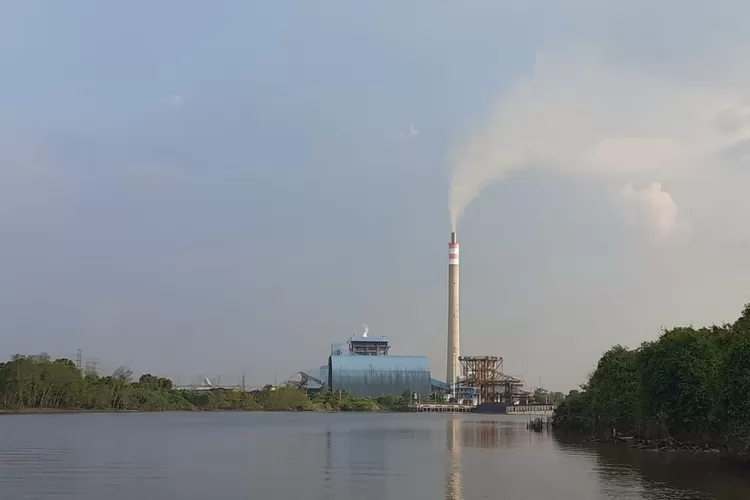 Cerobong PLTU Tenayan Raya mengeluarkan asap beracun hasil pembakaran batu bara. Dapat memicu kerusakan paru hingga kematian dini. (f: Mongabay Indonesia)