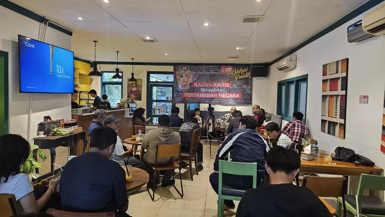 Suasana diskusi publik bertema 'Kajian Kritis Terhadap Pertahanan Negara' di kawasan Cikini, Menteng, Jakarta Pusat, pada Senin, 20 April 2026. (f: istimewa)