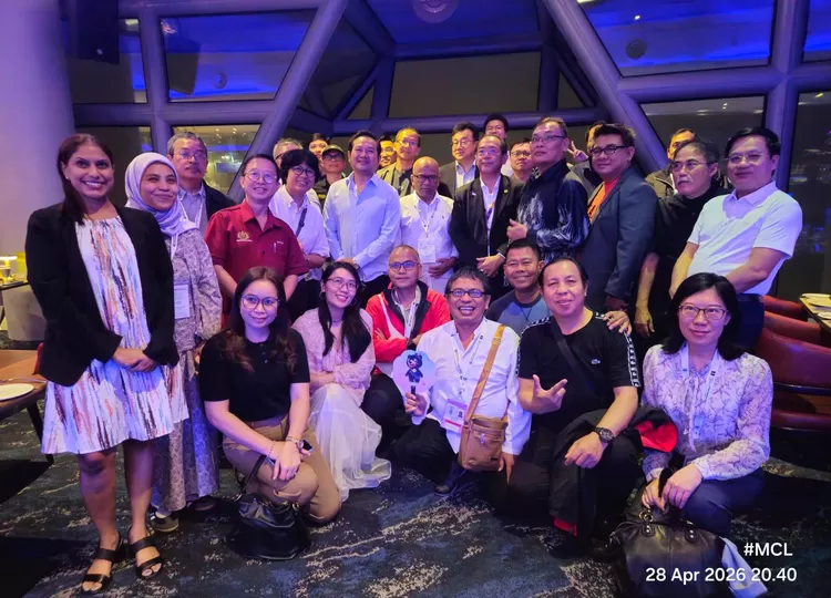 Usai dinner, President CAJ, Low Boon Tat dan Non-Executive Chairman Lim Seong Hai Capital Berhad, Tan Sri Datuk Sri Lim Keng Cheng, foto bersama delegasi 21st General Assembly CAJ Kuala Lumpur 2026, pada Selasa malam, 28 April 2026.