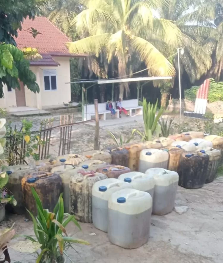 Jejeran dirijen yang diduga berisikan solar subsidi untuk proyek peremajaan kelapa sawit (replanting) milik PT Kimia Tirta Utama (KTU) di Pangkalan Pisang, Kecamatan Koto Gasib, Kabupaten Siak, Provinsi Riau.