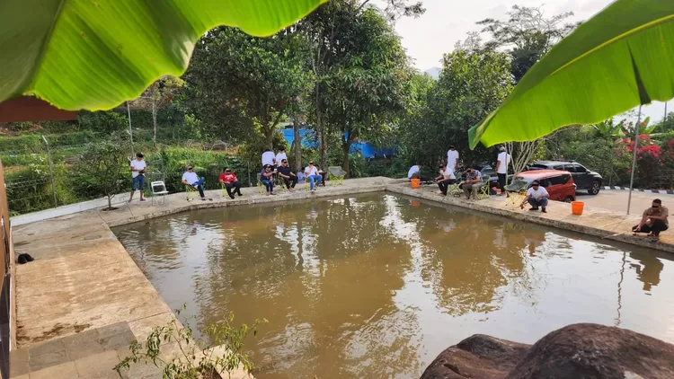 Gita Natalius didampingi Hendra Susanto dan rekam terlihat santai di kolam pemancingan di vila milik Gita Natalius di Bandung, beberapa waktu lalu. (f: istimewa)