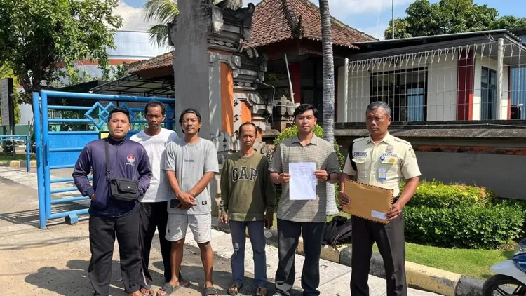 Warga bersama tim advokasi YLBHI&ndash;LBH Bali secara resmi menyampaikan Surat Keberatan atas Pengoperasian PLTD Pemaron kepada General Manager PT PLN Indonesia Power, Unit Bisnis Pembangkitan (UBP) Bali. (f: istimewa)