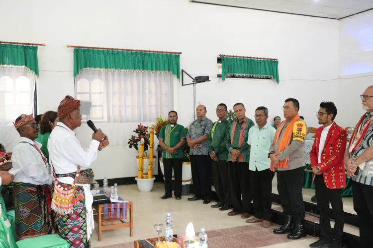 Kapolda NTT disambut hangat oleh warga GMIT Lewi Oenasi, Kecamatan Kota Soe, Kabupaten TTS.