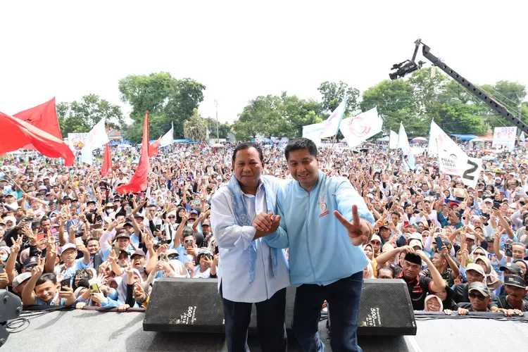 Prabowo Subianto dan Maruarar Sirait bersama ribuan masyarakat Majalengka, Jawa Barat,  yang tergabung dalam komunitas relawan 'Sahabat Bang Ara' di acara "Sehat Bersama untuk Indonesia Maju" di Lapangan GGM Majalengka, Minggu (21/1/2024).