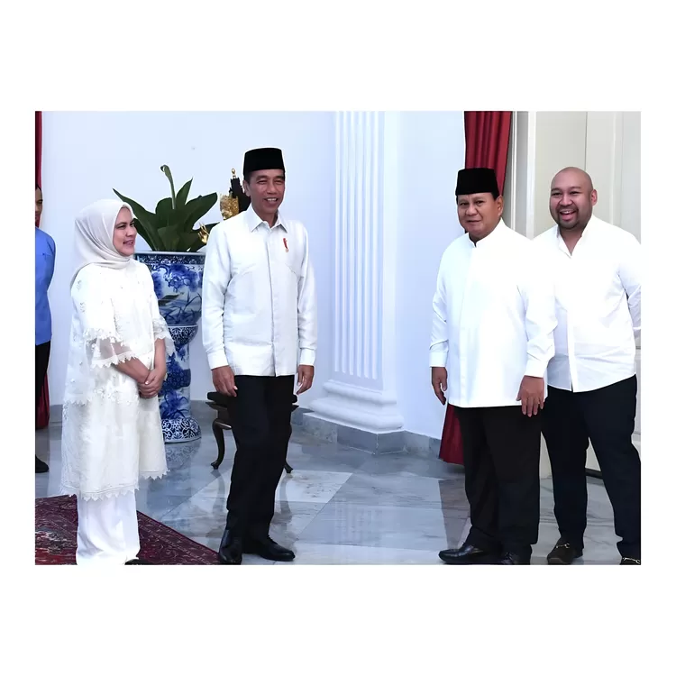 Jokowi dan Prabowo tampak kompak mengenakan baju koko berwarna putih.