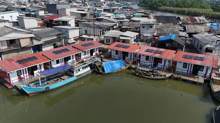 Bantuan rumah apung dan rumah panggung untuk warga Kampung Nelayan Muara Angke, Jakarta Utara, yang diinisiasi oleh Menteri Pertahanan Prabowo Subianto. 