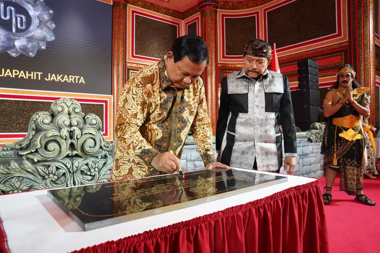 Momen saat Prabowo turut menandatangani prasasti untuk Kraton Majapahit di hari ulang tahun Hendropriyono ke 79 tahun, pada Selasa (7/5/2024).