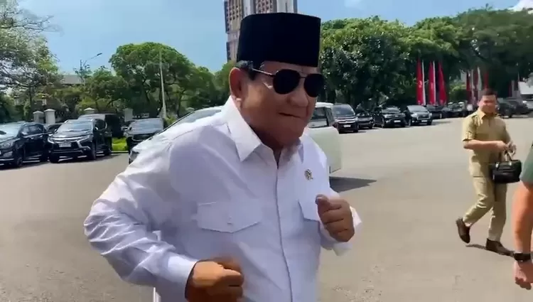 Prabowo lari kecil di halaman Istana Negara pada Senin (8/7), menunjukkan dirinya makin bugar usai menjalani operasi cidera kaki.