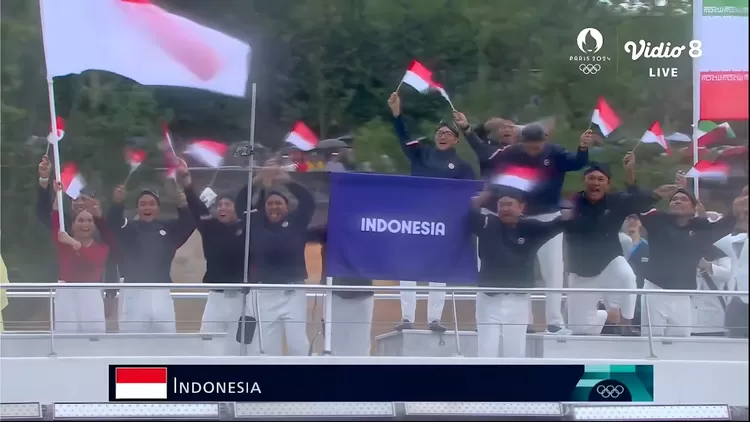 Kontingen Indonesia dalam saat parade pembukaan acara Olimpiade Paris 2024 