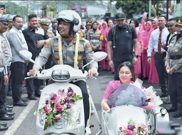 Aksi unik Kombes Pol Budi Hermanto bersama istri meninggalkan  markas Polresta Malang Kota dengan mengendarai motor sespan.