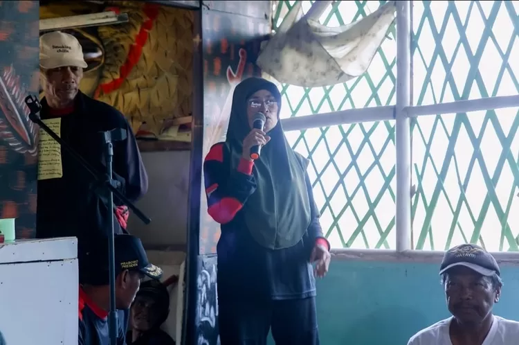 Surmi, 53, a laborer who works at PLTU I, told how the black smoke that continuously billows from the chimney made her eyes sore and she had to undergo six operations.