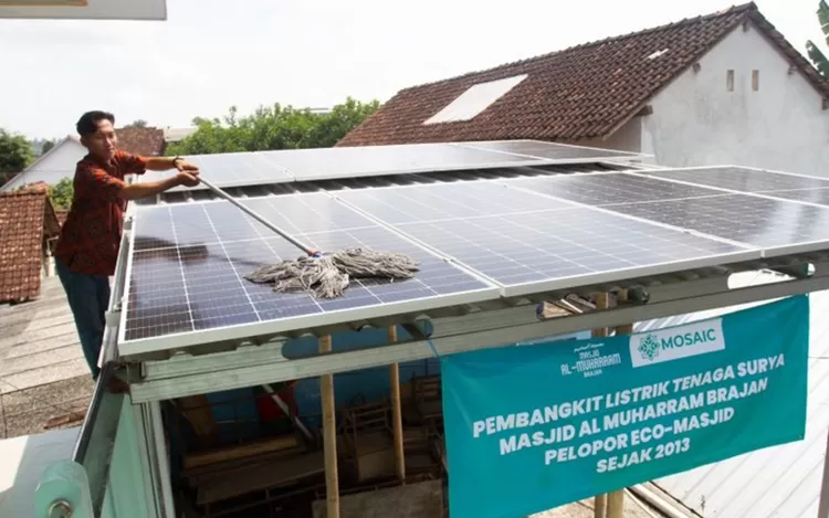 Panel Surya Masjid Al Muharram. Masjid Al-Muharram di Dusun Brajan, Tamantirto, Kecamatan Kasihan, Kabupaten Bantul, Yogyakarta, menjadi pelopor upaya penghijauan berbasis iman.