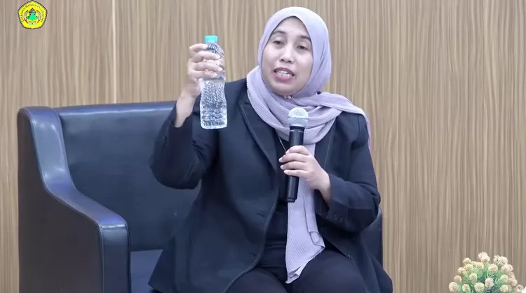 Direktur GreenFaith Indonesia Hening Parlan saat menyampaikan materi dalam acara Kuliah Pakar di Auditorium Multimedia, Kampus Untirta Sindangsari, Serang, Banten 2025pada Senin (26/5/2025).