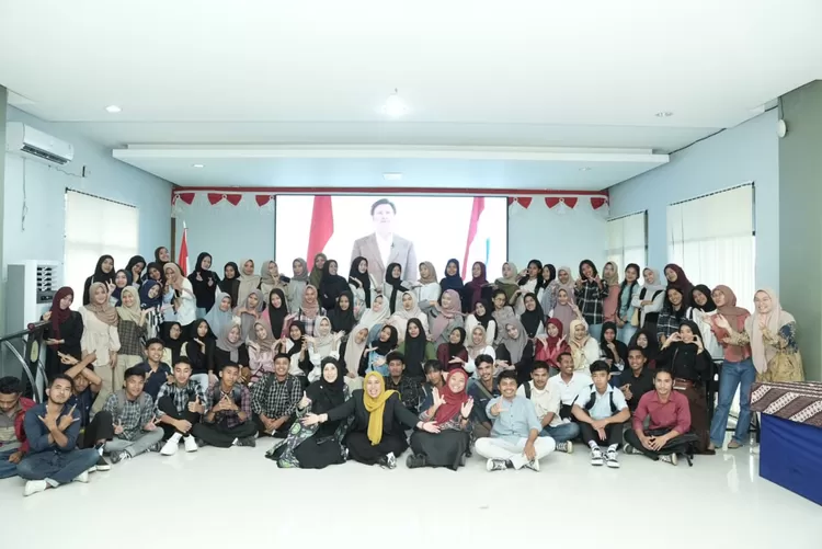 Foto bersama seluruh peserta dan panitia Kuliah Umum di Universitas Muhammadiyah Maluku Utara 29 Agustus 2025