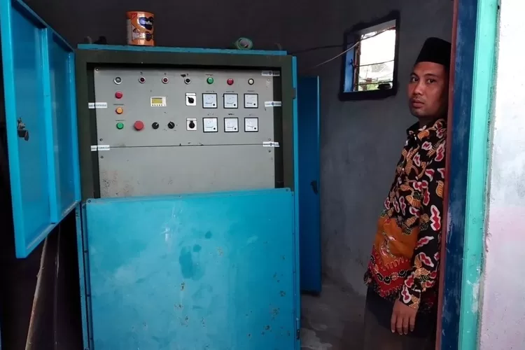 Ponpes Darussalam berada di Desa Saobi, Kecamatan Kangayan, Madura,  memenuhi kebutuhan listrik dengan memanfaatkan pembangkit listrik tenaga surya (PLTS). 