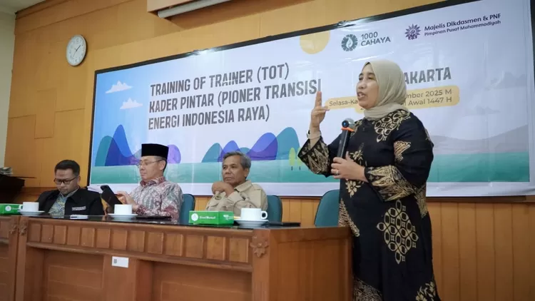 Direktur Program 1000 Cahaya Muhammadiyah Hening Parlan memberikan sambutan saat pembukaan acara TOT  Kader Pintar (Pioner Transisi Energi Indonesia Raya) 1000 Cahaya Muhammadiyah Yogyakarta, 11-13 November 2025