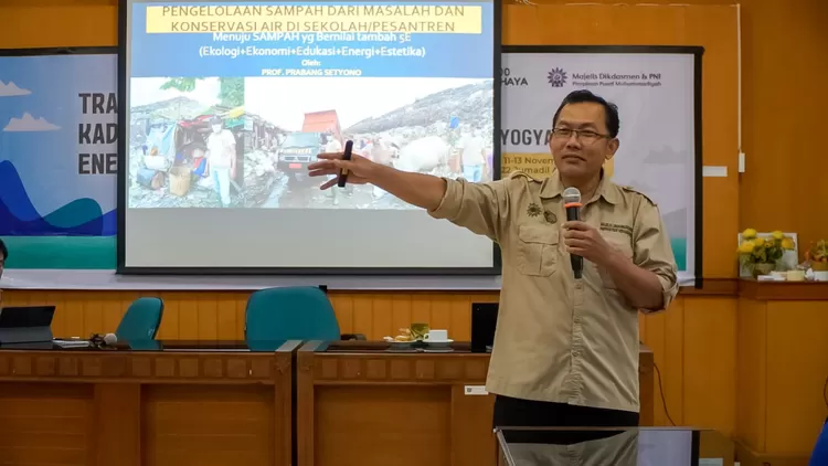 Prof. Prabang Setyono, MSi, Ketua Majelis Lingkungan Hidup (MLH) PP Muhammadiyah, dalam paparannya pada kegiatan Training of Trainer (TOT) Kader Pintar &ndash; Pionir Transisi Energi Indonesia Raya, Yogyakarta, 12 November 2025.