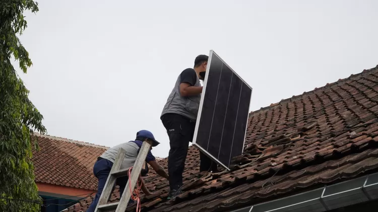 Pemasangan solar panel di SD 'Aisyiyah Sukabumi.  Pemasangan solar panel ini dalam  rangkaian Roadshow Aksi Lingkungan Terpadu yang digelar pada 27&ndash;30 November 2025.