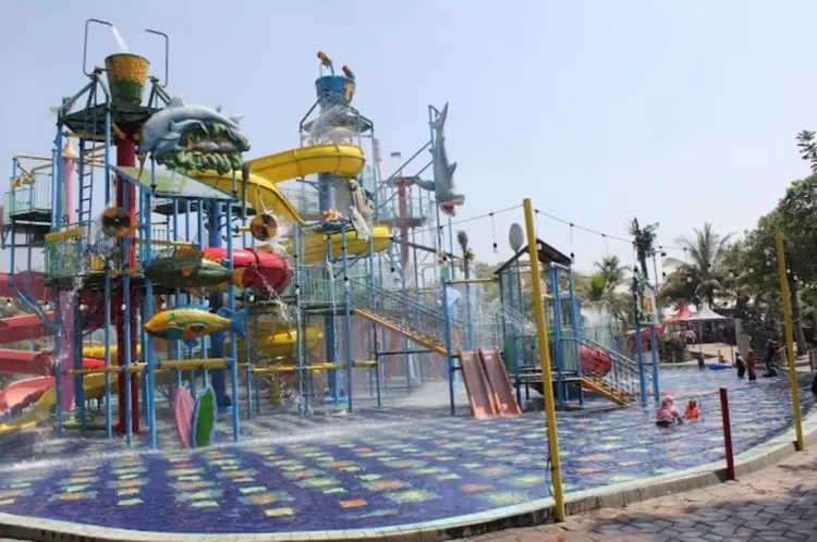 Hawai Waterpark merupakan salah satu wisata air di Malang yang wajib kamu kunjungi.