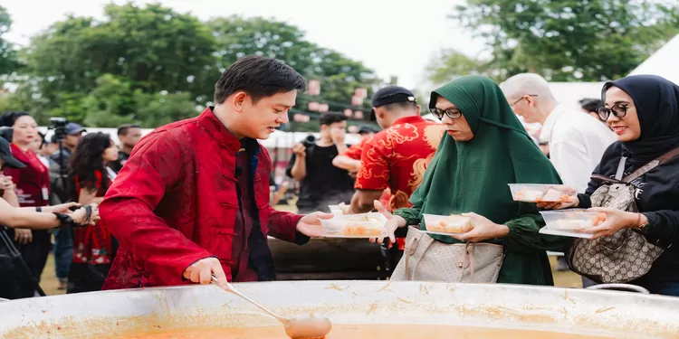 Kemeriahan acara puncak Imlek Festival 2577 yang digelar di Lapangan Banteng, Jakarta, begitu terlihat dari padatnya pengunjung di area kuliner.  Salah satu daya tarik utama dalam festival ini adalah sajian Ketupat Cap Go Meh raksasa dari kreator konten kuliner, Bobon Santoso.