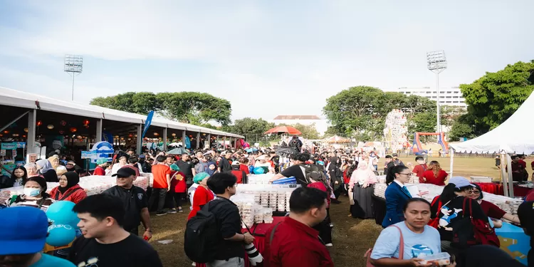 Kemeriahan acara puncak Imlek Festival 2577 yang digelar di Lapangan Banteng, Jakarta, begitu terlihat dari padatnya pengunjung di area kuliner.  Salah satu daya tarik utama dalam festival ini adalah sajian Ketupat Cap Go Meh raksasa dari kreator konten kuliner, Bobon Santoso.