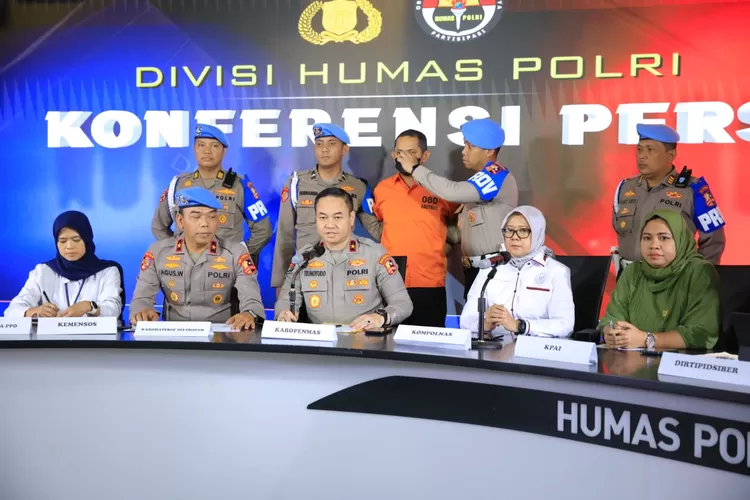 Konferensi pers Divisi Humas Polri penetapan Fajar Widyadharma Lukman Sumaatmaja tersangka, Kamis, 13 Maret 2025