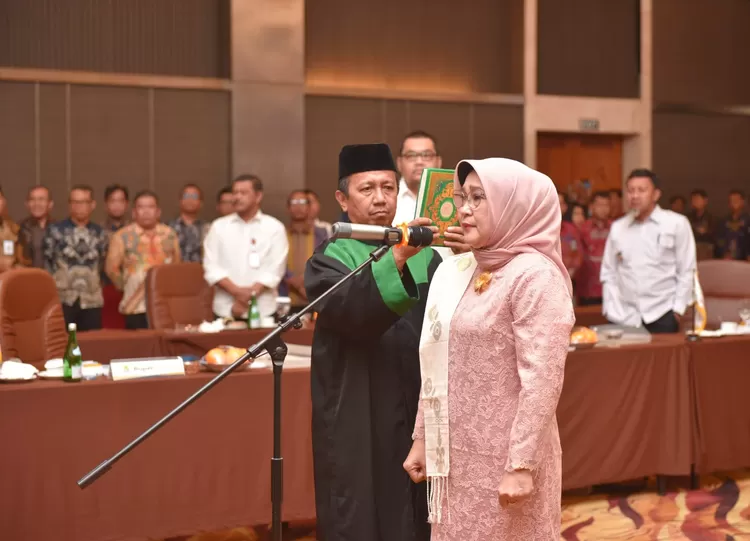 Pelantikan Dirut Bank Sulteng, Hj Ramiyatie, oleh Gubernur Sulteng Rusdy Mastura. 
